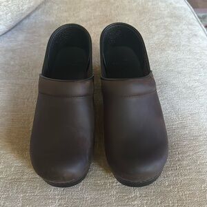 DANSKO women clogs. Size 38. Color Antique Brown/Black